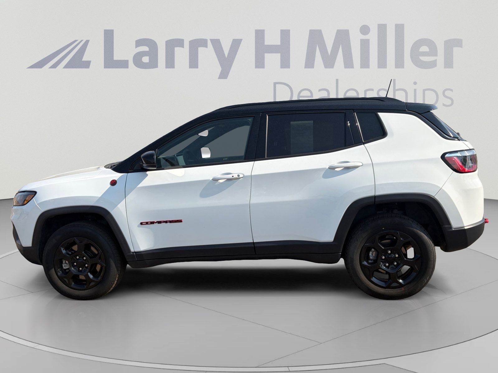 Used 2024 Jeep Compass Trailhawk AWD/4WD image 3