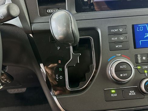 Used 2017 Toyota Sienna SE FWD image 24
