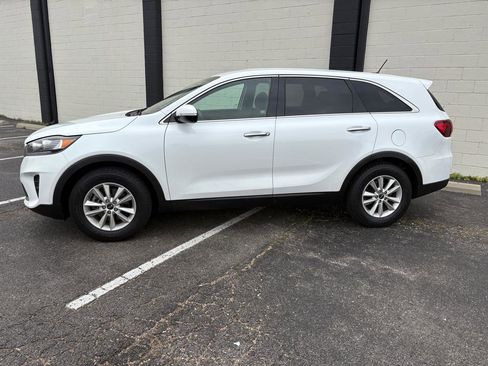 Used 2020 Kia Sorento FWD V6 image 2