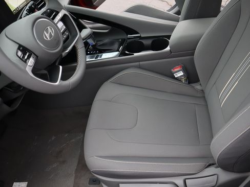 Certified 2025 Hyundai Elantra SEL w/ Cargo Package image 18