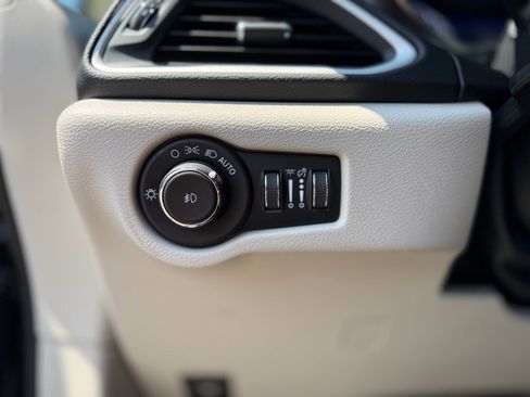 Used 2023 Chrysler Pacifica Touring-L FWD image 39