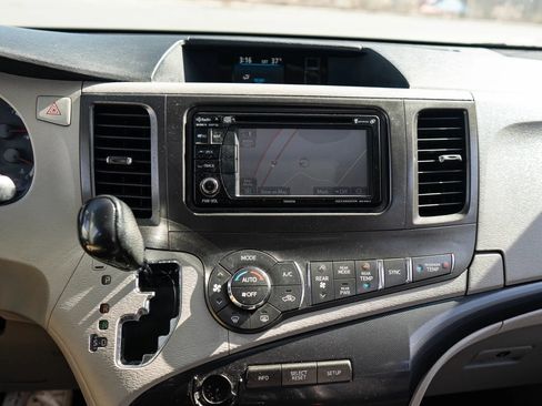 Used 2014 Toyota Sienna SE FWD image 24