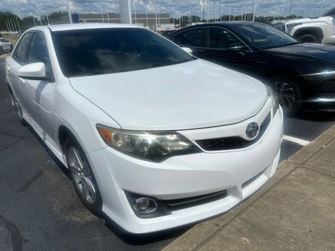 Used 2014 Toyota Camry SE FWD image 2