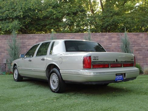Used 1997 Lincoln Town Car Signature RWD image 30