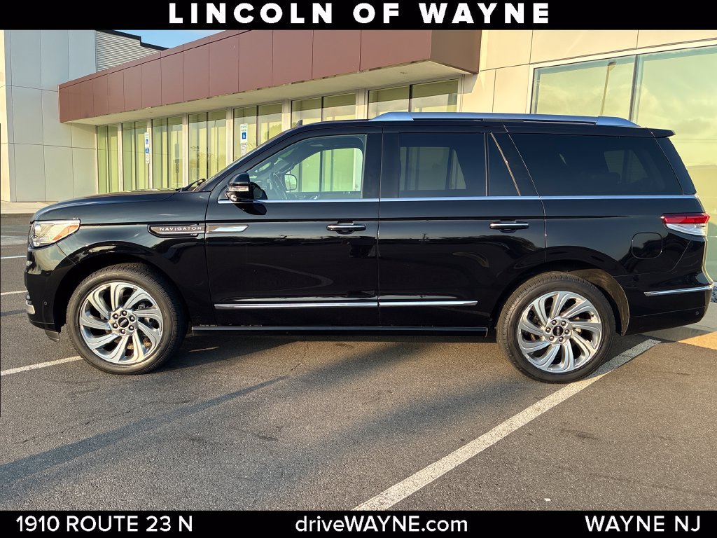 Certified 2023 Lincoln Navigator 4WD image 2
