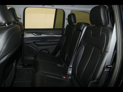 Used 2024 Jeep Grand Cherokee Limited image 28