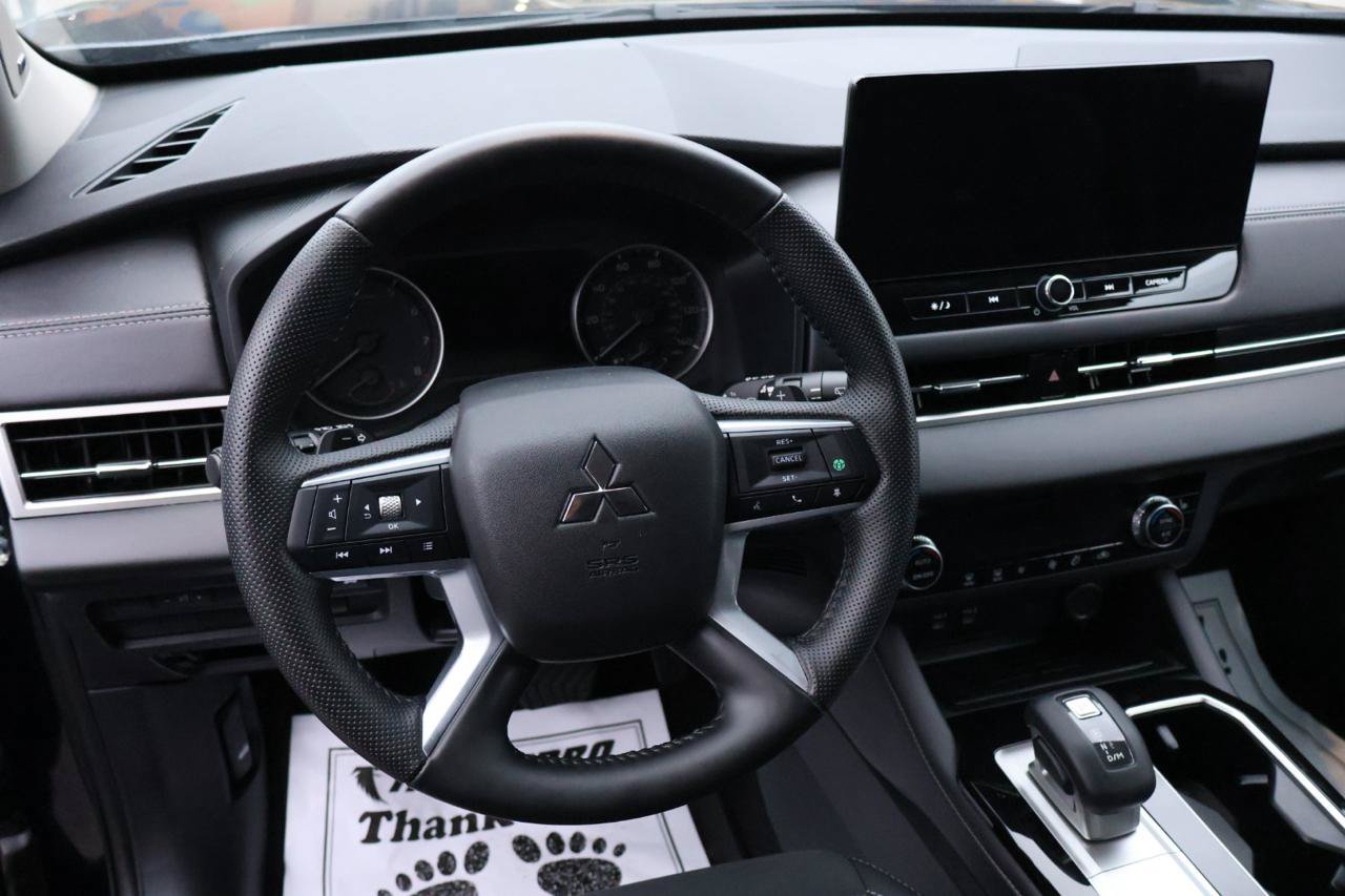 Used 2025 Mitsubishi Outlander SE FWD image 12