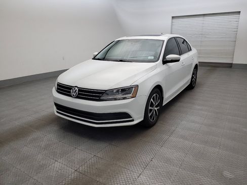 Used 2017 Volkswagen Jetta SE FWD image 2