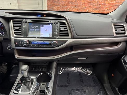 Used 2019 Toyota Highlander AWD V6 image 17