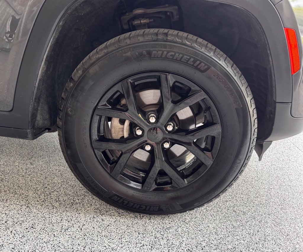 Used 2024 Jeep Grand Cherokee Altitude AWD/4WD image 9