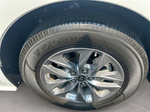 Used 2022 Toyota Sienna XLE w/ XLE Plus Package FWD image 14