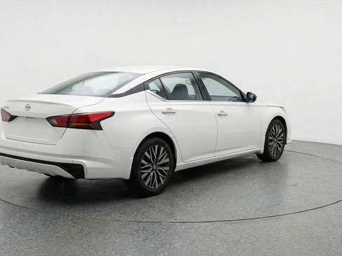 Used 2025 Nissan Altima 2.5 SV image 9