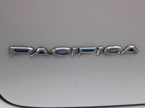 Used 2018 Chrysler Pacifica Touring Plus image 19