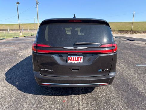 Used 2023 Chrysler Pacifica Touring-L image 10