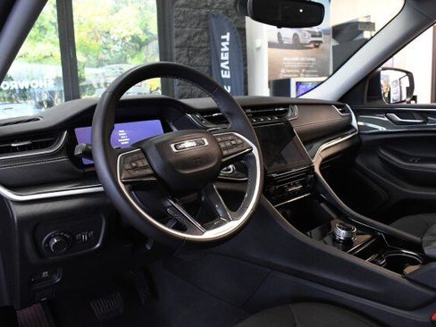 Used 2023 Jeep Grand Cherokee L Laredo AWD/4WD image 24