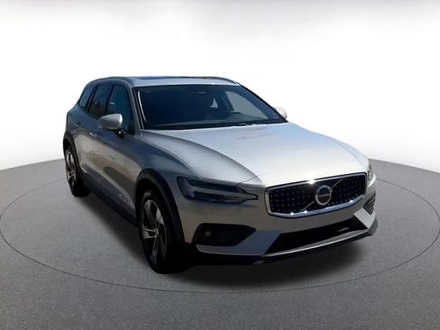 Used 2025 Volvo V60 B5 Cross Country Plus image 3