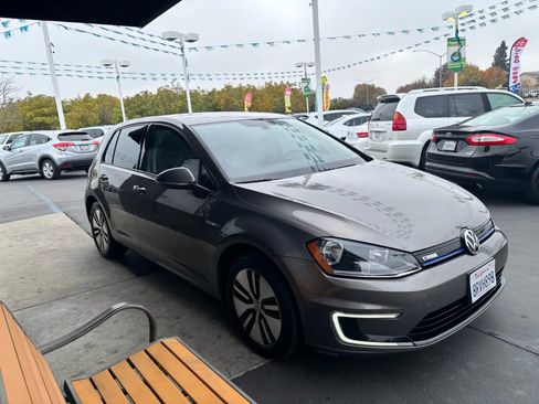Used 2016 Volkswagen e-Golf SE image 3