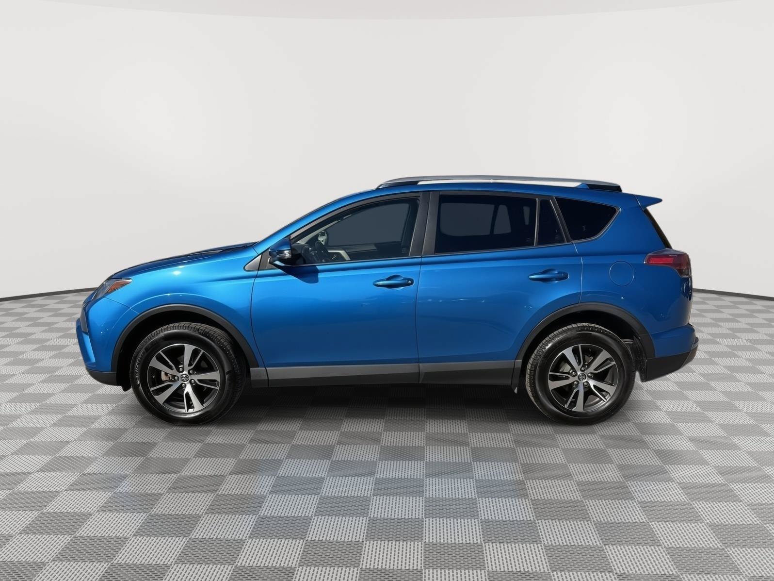 Used 2017 Toyota RAV4 XLE AWD/4WD image 4