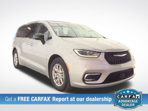 Used 2024 Chrysler Pacifica Touring-L FWD image 2