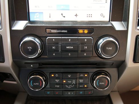 Used 2018 Ford F250 Lariat w/ Lariat Ultimate Package AWD/4WD image 32