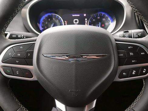 Used 2025 Chrysler Pacifica Select FWD image 18
