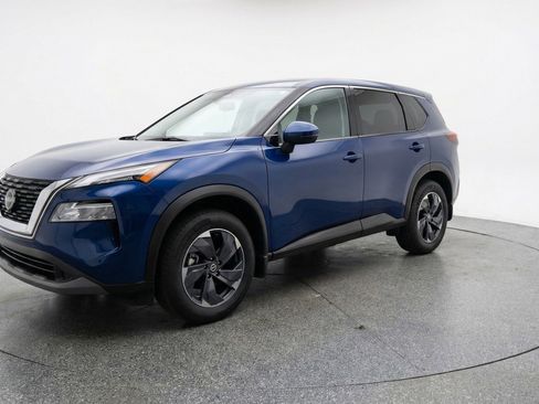 Used 2025 Nissan Rogue SV image 3