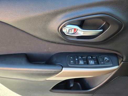 Used 2017 Jeep Cherokee Latitude FWD image 14
