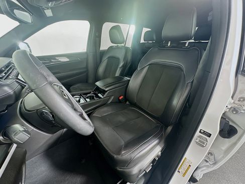 Used 2023 Jeep Grand Cherokee Altitude image 13