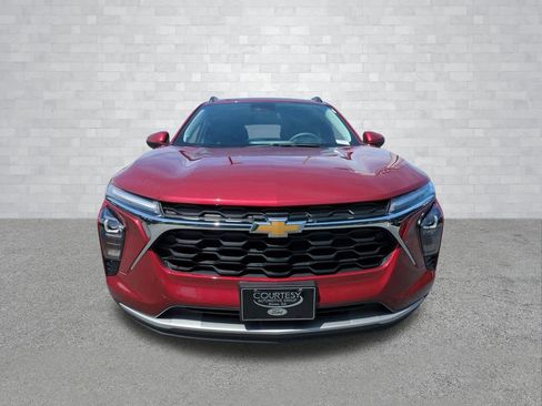 Used 2025 Chevrolet Trax LT FWD image 11