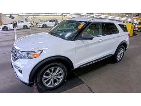 Certified 2022 Ford Explorer XLT w/ Equipment Group 202A AWD/4WD image 4
