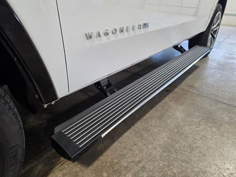 Used 2023 Jeep Wagoneer L Series III w/ Premium Group I AWD/4WD image 11