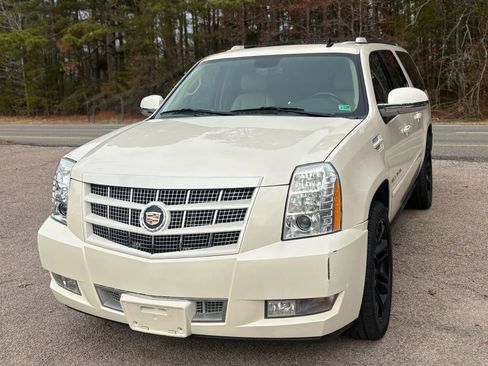 Used 2013 Cadillac Escalade ESV Premium image 4
