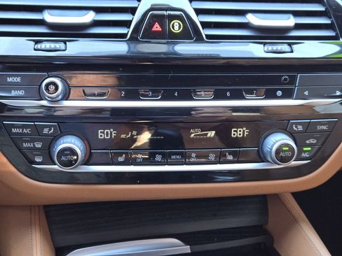 Used 2022 BMW 530e w/ Premium Package image 21