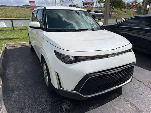 Used 2023 Kia Soul LX w/ LX Technology Package FWD image 3