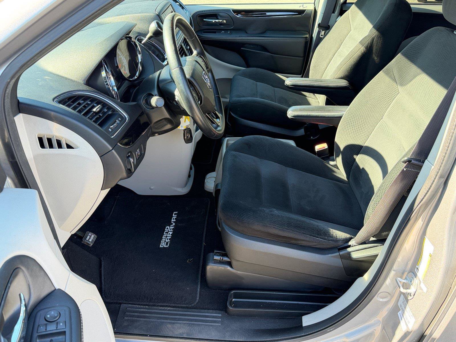 Used 2016 Dodge Grand Caravan SE FWD image 10