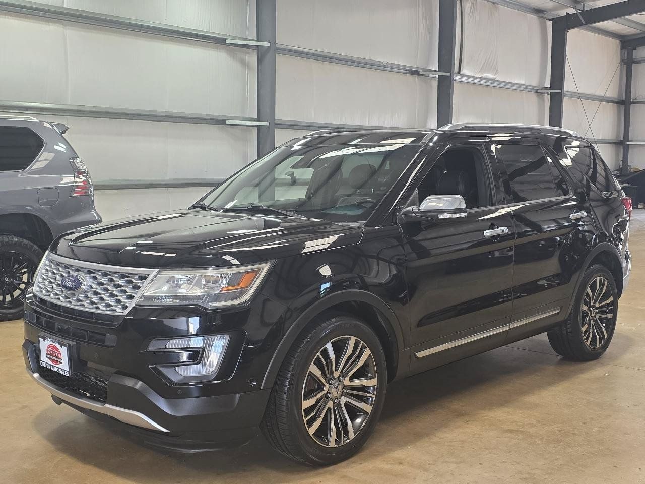 Used 2017 Ford Explorer Platinum AWD/4WD image 1