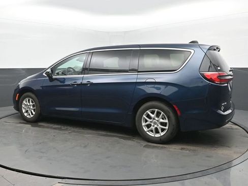 Used 2025 Chrysler Pacifica Select FWD image 3