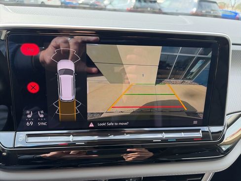 Certified 2025 Volkswagen Atlas Peak Edition SE image 21