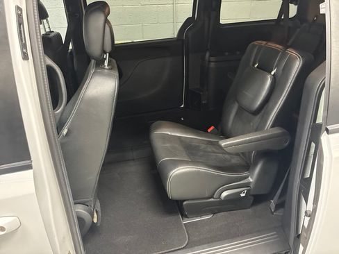 Used 2018 Dodge Grand Caravan SXT w/ Blacktop Package FWD image 23