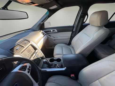 Used 2015 Ford Explorer XLT w/ Equipment Group 202A image 24
