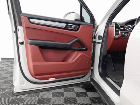 Certified 2023 Porsche Cayenne Base image 11