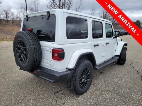 Used 2022 Jeep Wrangler Unlimited Sahara image 3