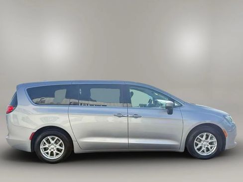 Used 2017 Chrysler Pacifica Touring FWD image 7