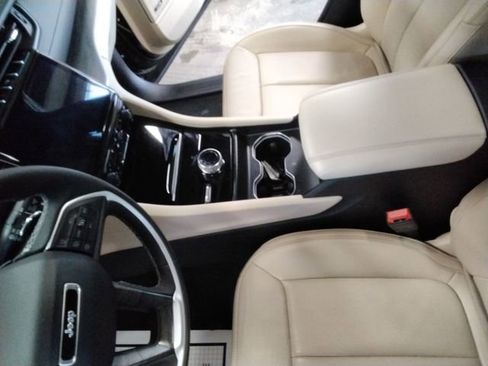 Used 2024 Jeep Grand Cherokee L Limited w/ Luxury Tech Group II image 24