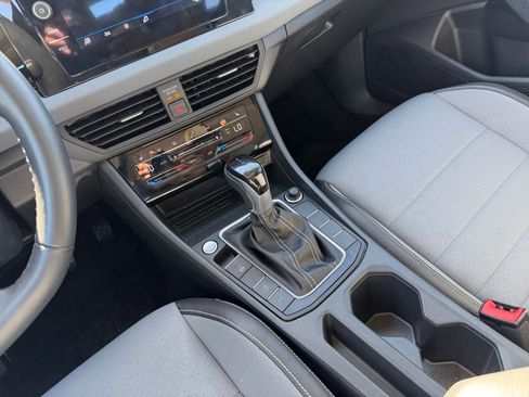 Used 2025 Volkswagen Jetta SE image 40