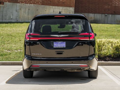 Used 2024 Chrysler Pacifica Touring-L FWD image 26
