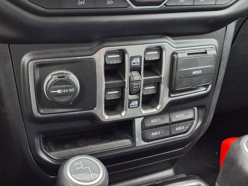Used 2020 Jeep Wrangler Unlimited Sahara AWD/4WD image 13