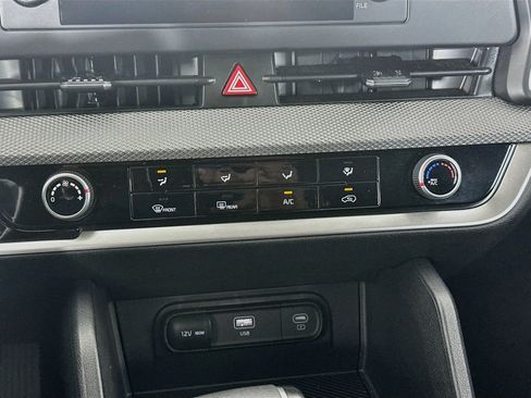 Used 2025 Kia Sportage LX FWD image 22