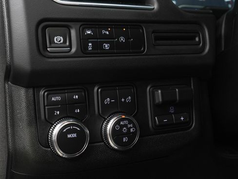 Used 2024 GMC Yukon XL SLT w/ SLT Luxury Package AWD/4WD image 28