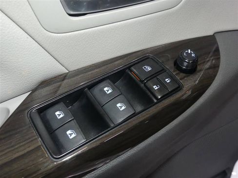 Used 2017 Toyota Sienna XLE image 20